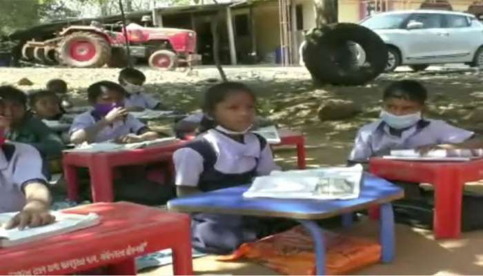 ગુજરાતમાં શિક્ષણનું સ્તર કથળ્યુ, ખુલ્લામાં બેસીને ભણવા મજબૂર બન્યા આ ભૂલકાં