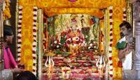 અંબાજીમાં સોનાની દાનની સરવાણી વહી; અમદાવાદના પરિવારે મનોકામના પૂર્ણ થતા અર્પણ કર્યો