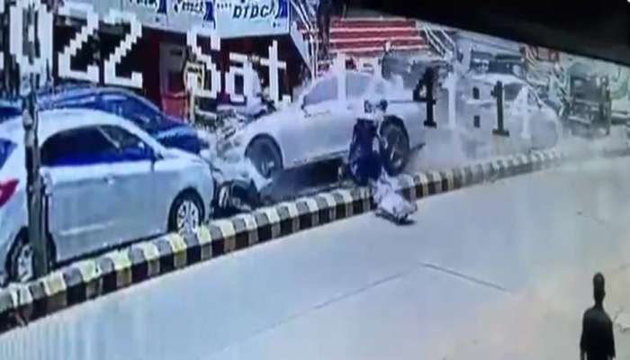 Scary Video: પૂરપાટ ઝડપે આવતી કારે ડિવાઈડર કૂદાવી સ્કૂટીને લીધુ ઝપેટમાં, કાચાપોચા ન જુએ આ ડરામણો વીડિયો