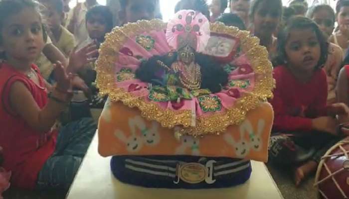 Interesting news: નાના ભૂલકાઓ જોડે લડ્ડુ ગોપાલ પોતે શાળામાં ભણે છે કક્કો અને બારાખડી! 