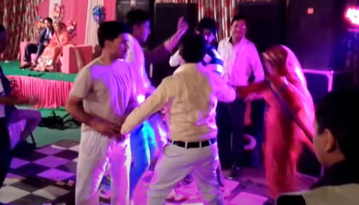 Marriage Viral Video: ડાન્સ ફ્લોર પર અચાનક મહિલાને ખેંચીને લાવ્યા બાદ જે બાથંબાથી થઈ...જુઓ વીડિયો