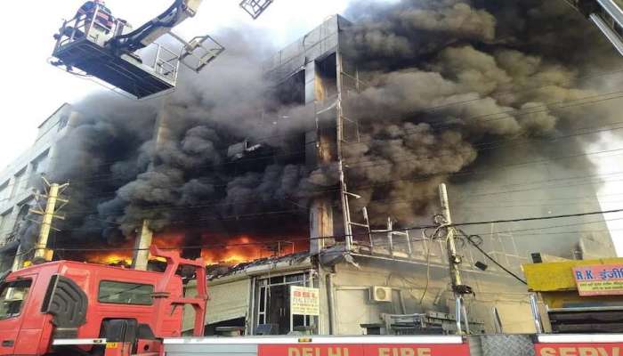 મુંડકા મેટ્રો સ્ટેશન પાસે ભીષણ આગ, ત્રણ માળની ઈમારત બળીને ખાખ, જુઓ હચમચાવી નાંખે
