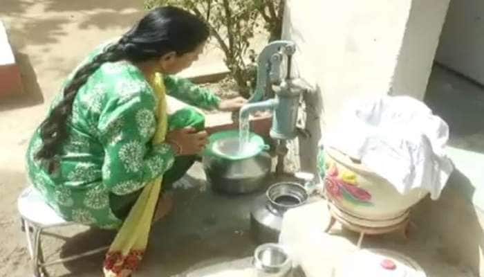 પાણીની અછત છે એવું નથી! પાલનપુરનો અખાણી પરિવાર છેલ્લા 20 વર્ષથી કેમ કરે છે વરસાદી પાણીનો સંગ્રહ? પાણીની અછત છે એવું નથી! પાલનપુરનો અખાણી પરિવાર છેલ્લા 20 વર્ષથી કેમ કરે છે વરસાદી પાણીનો સંગ્રહ?