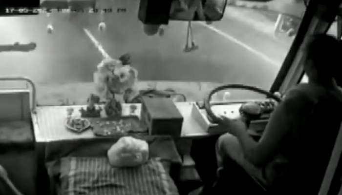 Tamilnadu Accident Video: ધડાકાભેર બે બસો ટકરાઈ, બસ ડ્રાઈવર ઉછળીને પડ્યો, વીડિયો જોઈને રૂવાડાં ઊભા થઈ જશે