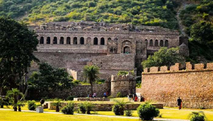 Bhangarh Fort: અત્યંત સુંદર પણ રહસ્યમય છે આ જગ્યા, સાંજે 6 વાગ્યા પછી પ્રવેશ પર પ્રતિબંધ, ખાસ જાણો 