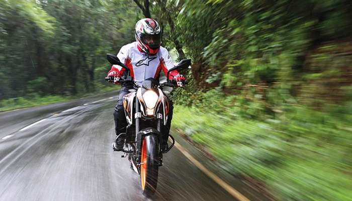 Monsoon Bike Riding Tips: ચોમાસામાં બાઇક ચલાવતી વખતે ભૂલથી પણ આવી ભૂલો ન કરો! સો ટકા તમે આ નહીં જાણતા હોવ Monsoon Bike Riding Tips: ચોમાસામાં બાઇક ચલાવતી વખતે ભૂલથી પણ આવી ભૂલો ન કરો! સો ટકા તમે આ નહીં જાણતા હોવ