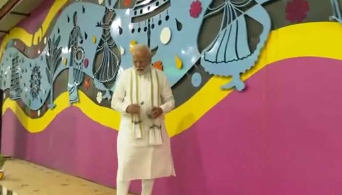 પ્રગતિ મેદાન ટનલનું નિરીક્ષણ કરતા પીએમ મોદીએ ઉઠાવ્યો કચરો, આપ્યો સ્વચ્છતાનો સંદેશ, જુઓ Video 