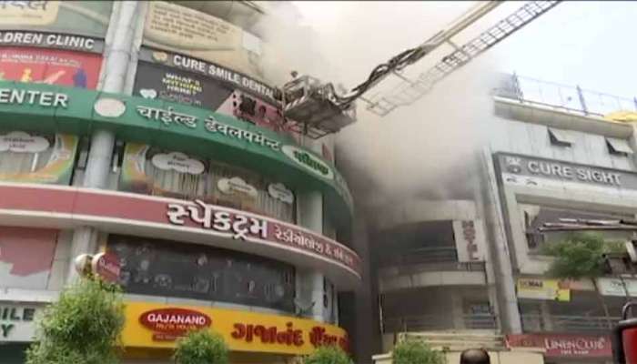 Ahmedabad : પરિમલ ગાર્ડન પાસેના કોમ્પ્લેક્સમાં લાગી આગ, જીવ બચાવવા લોકો ધાબે ચઢ્યા