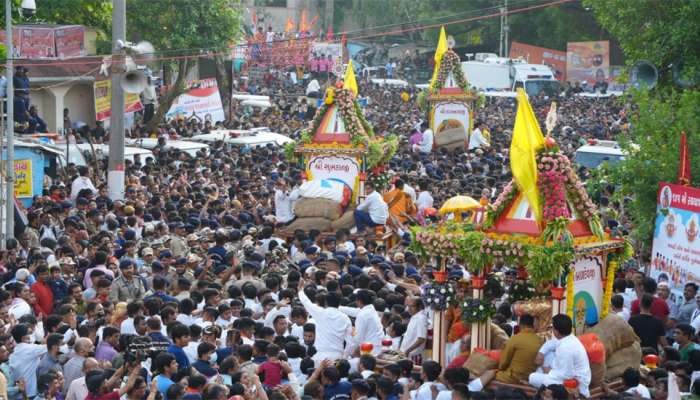 રથયાત્રા: અમિત શાહે કરી મંગળા આરતી, મુખ્યમંત્રીએ સોનાની સાવરણીથી રસ્તો સ્વચ્છ કર્યો