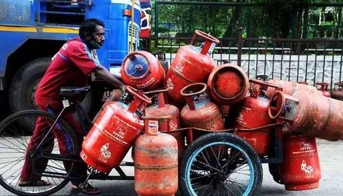'LPG Gas Price: ગુરુવારે અડધી રાતે ઘટ્યા ગેસના બાટલાના ભાવ, નવો ભાવ જોઈને ખુશ થઈ જશો 'LPG Gas Price: ગુરુવારે અડધી રાતે ઘટ્યા ગેસના બાટલાના ભાવ, નવો ભાવ જોઈને ખુશ થઈ જશો