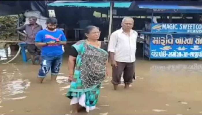વલસાડના પારડીમાં 7 દિવસથી પાણીનો ભરાવો થતાં એક પરિવારના 11 સભ્યોની હાલત કફોડી બની
