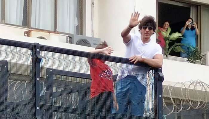 Shah Rukh Khan Photos: પૂરી થઈ શાહરૂખ ખાનના ફેન્સની ઈદ, અભિનેતાએ મન્નતની બહાર આવી આપી શુભેચ્છા