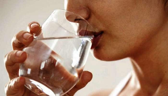 સવારે ઉઠ્યા પછી પાણી પીવાથી થાય છે શું ફાયદા? કેવું પાણી પીવાની નિષ્ણાતો આપે છે સલાહ