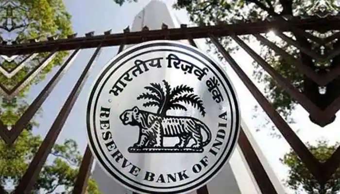 RBI Imposes Restrictions: આ બેંકમાં ખાતું હોય તે ગ્રાહકો સાવધાન...15,000 રૂપિયાથી વધારે નહીં ઉપાડી શકો