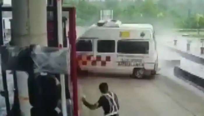 Karnataka Ambulance Viral Video: ગાયને બચાવવામાં ટોલ પ્લાઝા નજીક પલટી ગઈ એમ્બ્યુલન્સ, 4ના મોત!, જુઓ વીડિયો