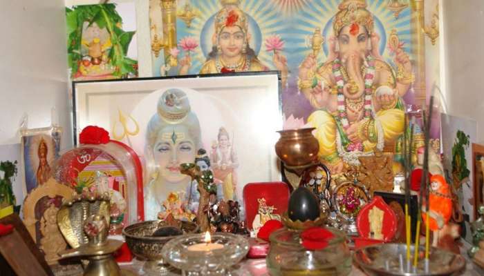 Vastu Tips For Temple: ઘરમાં મંદિર બનાવતા સમયે રાખો આટલું ધ્યાન, આ રંગનો ન કરો ઉપયોગ