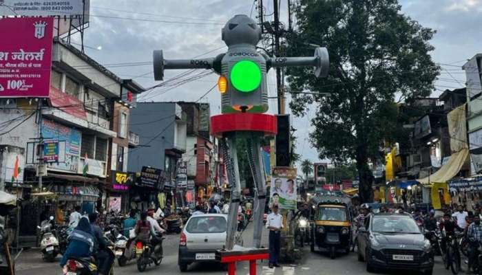 Traffic Control કરતા સ્માર્ટ રોબોટે Social Media માં મચાવી ધૂમ, જુઓ વીડિયો