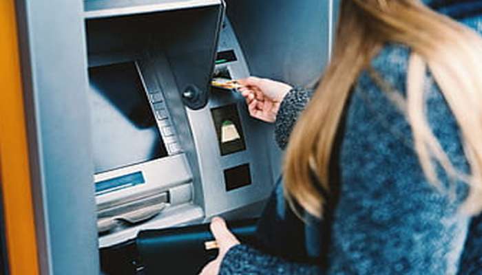 LIVE VIDEO: કેવી રીતે ATMમાં એક સ્ટીલની ચિપ વડે વગર પાસવર્ડે કઢાય છે રૂપિયા