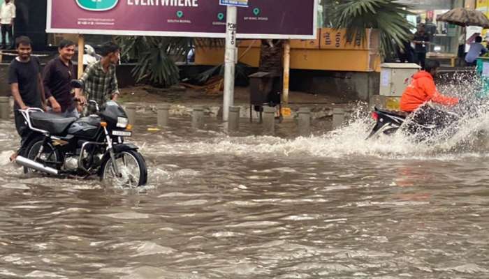Monsoon Update: અમદાવાદમાં ધોધમાર વરસાદ, ઘૂંટણસમા પાણી ભરાયા, વાહનચાલકો સલવાયા