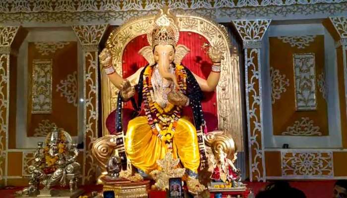 દેશના સૌથી કરોડપતિ ગણપતિ ગુજરાતના, 1 લાખ અમેરિકન ડાયમંડ જડ્યા, 25 કિલો ચાંદીના આભૂષણોથી ઝગમગ્યા