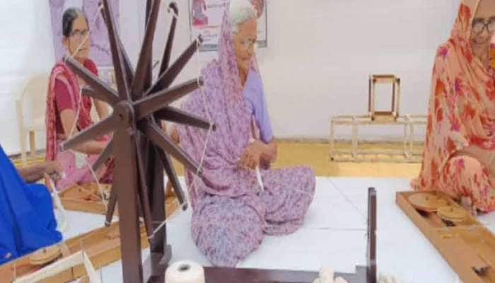 ગાંધીજીની રાહે ચાલતી કચ્છની દાદીઓ, તેમણે ચરખા પર બનાવેલી ખાદીની જાપાનમાં છે માંગ