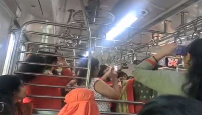 મુંબઈની લોકલ ટ્રેનમાં ગરબે રમી મહિલાઓ, સોશિયલ મીડિયા પર વાયરલ થયો VIDEO