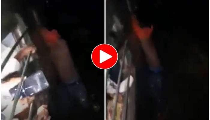 Viral Video: મોબાઇલ ચોરીને ભાગી રહ્યો હતો વ્યક્તિ, લોકોએ ટ્રેનની બહાર લટકાવી રાખ્યો