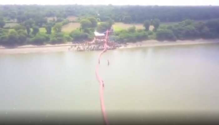 ગુજરાતી ફિલ્મ 'રેવા' જેવો નજારો! મહીસાગર નદીને 1001 ફૂટની ચૂંદડી ઓઢાડવામાં આવી