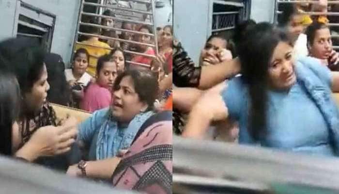 Mumbai ની લોકલ ટ્રેનમાં સીટ બાબતે ઝગડી મહિલાઓ, વાળ ખેંચી કરી મારામારી, જુઓ Video 