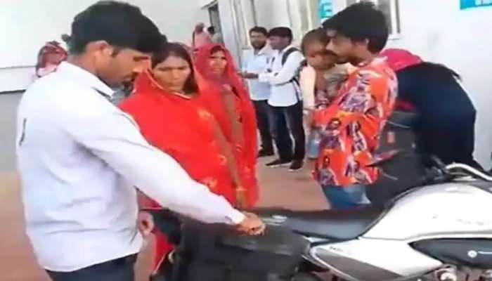 MP: માનવતા મરી પડી.... લાચાર પિતા બાઇકની ડેકીમાં લઈ ગયા બાળકનું શબ, રડાવી દેશે આ VIDEO