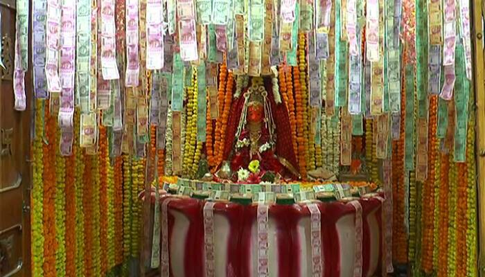 ગુજરાતનું ધનવાન મહાલક્ષ્મી મંદિર, માતાને કરાયો 31 લાખની ચલણી નોટનો શણગાર, જુઓ Photos