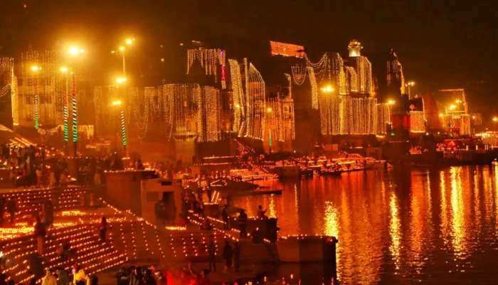 Dev Diwali: કાશીમાં દેવ દિવાળી પર ઝગમગ થયા ઘાટ, જોવા મળ્યો અદ્ભુત નજારો
