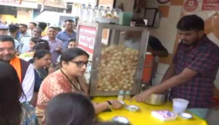 central minister smiriti irani stop car in anand and eat panipuri during  election campaign