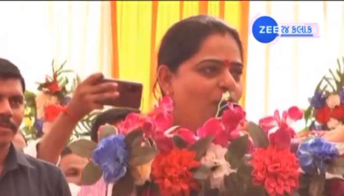 VIDEO:  નિમિષાબેન સુથારે ઉમેદવારી નોંધાવી, જનસમર્થન જોઈ ભાવુક થયા