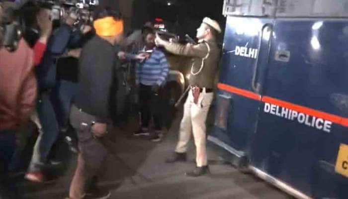 जानलेवा हमले के बाद आफताब को मिली बीएसएफ की सिक्योरिटी, हिंदू सेना ने हमले से किया इनकार जानलेवा हमले के बाद आफताब को मिली बीएसएफ की सिक्योरिटी, हिंदू सेना ने हमले से किया इनकार