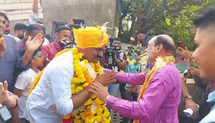 Gujarat Election 2022: સુરતની વરાછા બેઠક પર જોવા મળ્યો અલગ જ રંગ! અલ્પેશે લીધા કુમાર કાનાણીના આશીર્વાદ