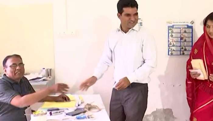 Gujarat Election 2022: AAP નેતા ઇસુદાન ગઢવીના મતદાન બાદ લોકોએ ‘મોદી-મોદી’ના નારા લગાવ્યા...
