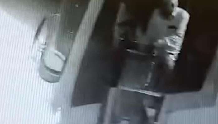 Shocking Video : ચાલુ બસે ડ્રાઈવરને હાર્ટ એટેક આવ્યો અને બસ ઘૂસી ગઈ શો રુમમાં!