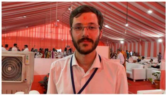PSM 100: UK નો થોમસ કેમ્બ્રિજમાં ભણે છે, શતાબ્દી મહોત્સવમાં કરે છે સેવા, જાણો અનોખી કહાની