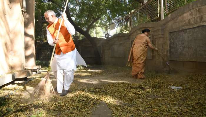 રાજ્યપાલ આચાર્ય દેવવ્રતનું ગુજરાત વિદ્યાપીઠમાં સ્વચ્છતા અભિયાન, 40 ટન કચરો કઢાયો