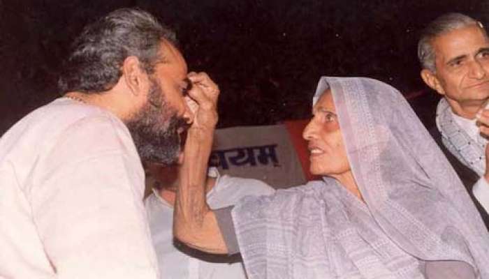 PM મોદીની માતા હીરાબા સાથેની અતિ દુર્લભ તસવીરોમાં જુઓ યાદગાર પળોની સફર