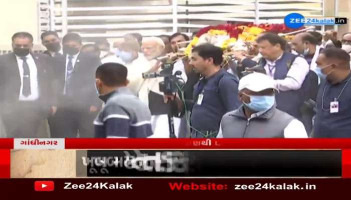 Gandhinagar: Prime Minister Narendra Modi carries the mortal remains of his late mother Heeraben Modi 