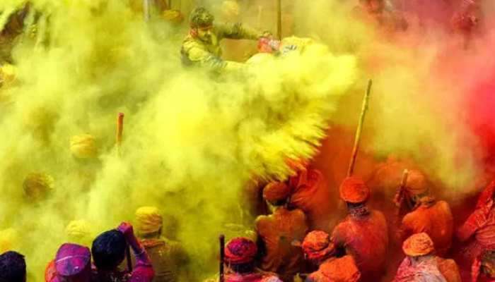 Mathura Lathmar Holi 2023: મથુરાની લઠ્ઠમાર હોળીની રોનક જોવી હોય તો જુઓ આ શાનદાર ફોટા