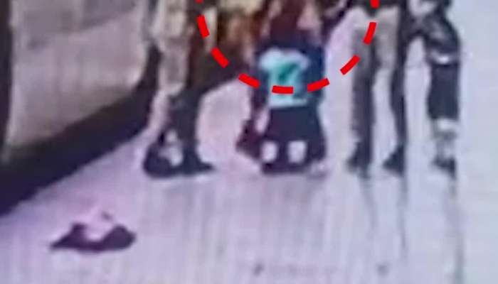 શોકિંગ CCTV ફૂટેજ! ચાલુ ટ્રેનમાંથી ઉતરતા મહિલાનો પગ લપસ્યો અને......!!!