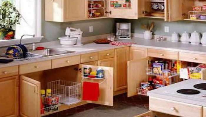Vastu Tips: રસોડામાં ભૂલેચૂકે આ 5 વસ્તુ ન રાખવી, વાસ્તુ મુજબ છે અશુભ, બરબાદીને ખુલ્લું આમંત્રણ