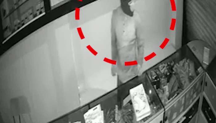 શટર ખોલી બિંદાસ ચોરી કરતા ચોરના CCTV ફૂટેજ! 