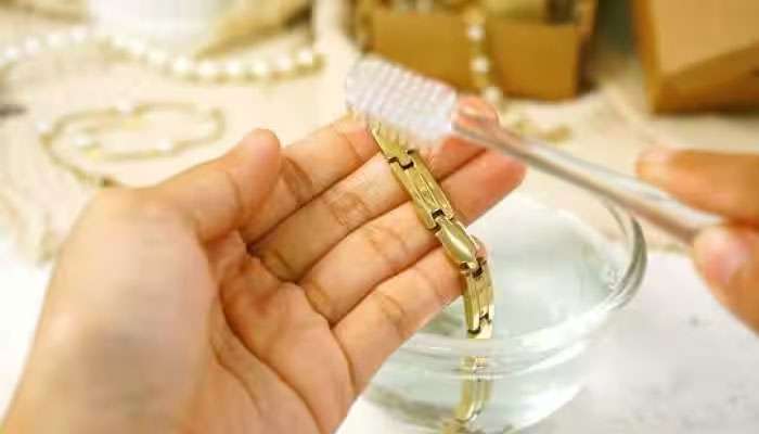 Gold Cleaning Tips At Home: જૂના સોનાના ઘરેણાં નવા જેવા ચમકશે, અજમાવો આ એક સરળ ટ્રિક