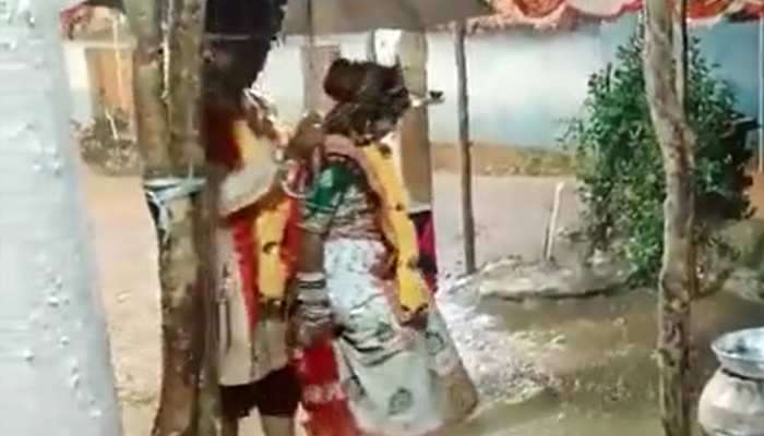 Viral: ઝમાઝમ વરસાદમાં વરરાજાને એક હાથમાં છત્રી તો બીજા હાથમાં પકડ્યો દુલ્હનનો હાથ