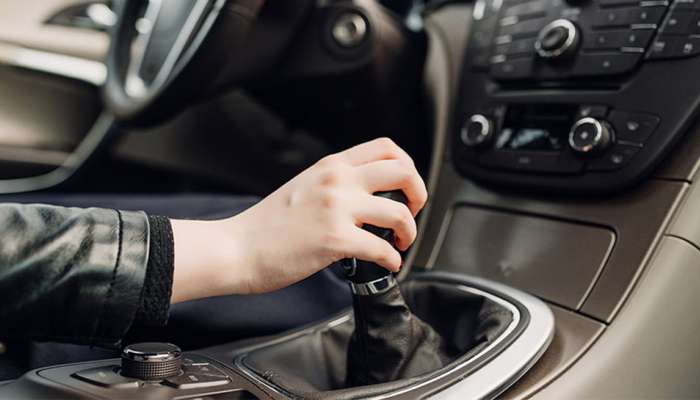 Manual Car Tips: કારના માલિકની આ 4 ભૂલોના કારણે થાય છે લાખોનું નુકસાન, ચલાવતી વખતે રાખો આ વાતનું ધ્યાન