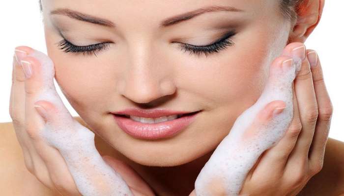 Skin Care: શું તમને પણ વારંવાર મોઢું ધોવાની આદત છે? ફેસ વોશ વખતે ના કરતા આવી ભૂલ